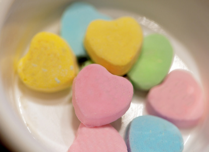 Тест: Выбери конфету, а мы скажем, какой яркий маникюр тебе подойдет