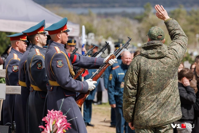 На кладбище прозвучали залпы | Источник: Алексей Волхонский / V1.RU