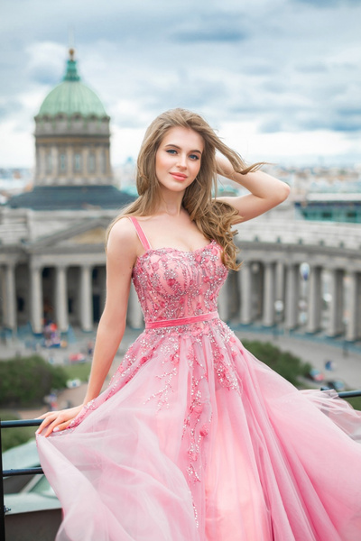 20-летняя «Мисс Россия 2019» Алина Санько впервые побывала в Санкт-Петербурге и замерзла во время фэшн-съемки