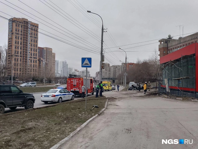 Водитель пролетел по газону, сбил сотрудника АЗС и врезался в припаркованную LADA Granta | Источник: Рихарда Лем / NGS.RU