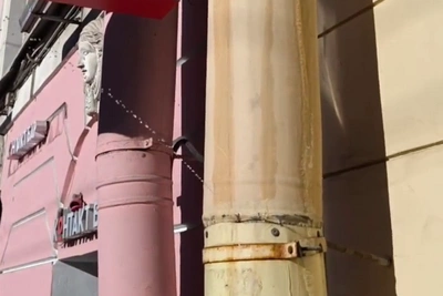 На Невском проспекте возник неожиданный фонтан