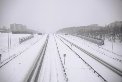 Самосвал перекрыл трассу в Якутии после обледенения