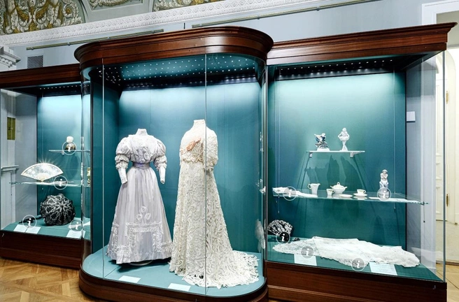 Зал 209 с предметами эпохи модерна до создания новой экспозиции | Источник: скриншот сайта Государственного Эрмитажа