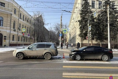 Volgograd car crash injures woman near regional office