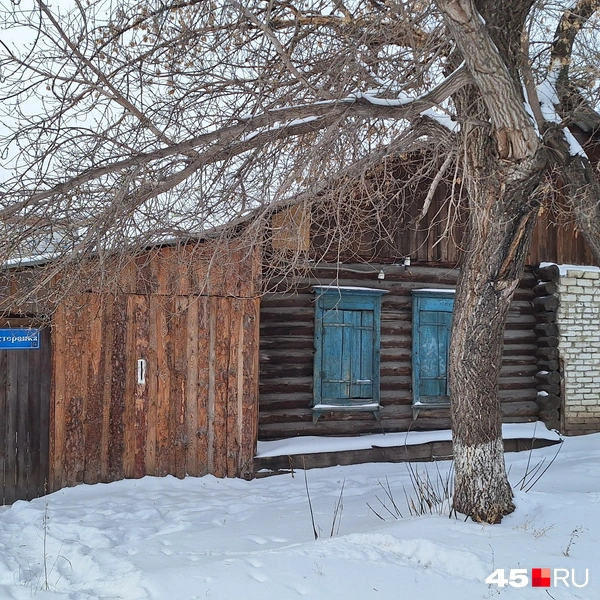 Один из домов на улице Односторонка наполовину кирпичный, наполовину бревенчатый | Источник: Александр Лисихин / 45.RU