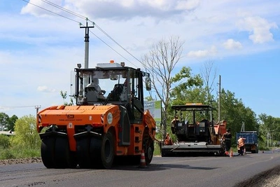 В Белогорске обновляют участок дороги на въезде