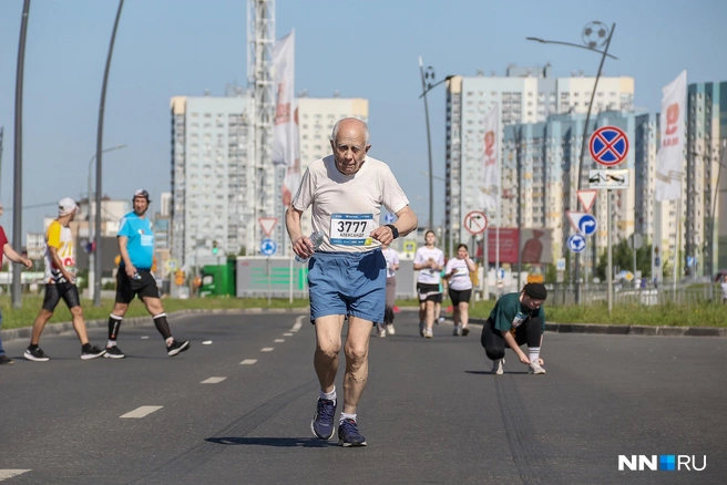 «Беги, герой!» объединил спортсменов разного возраста | Источник: Наталья Бурухина / NN.RU