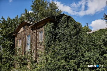 Здание в Пристанском переулке, 4а — построенный в 1926 году клуб ТЭЦ-1. Перегороженный сегодня проезд вёл прямо к ней | Источник: Александр Ощепков / NGS.RU