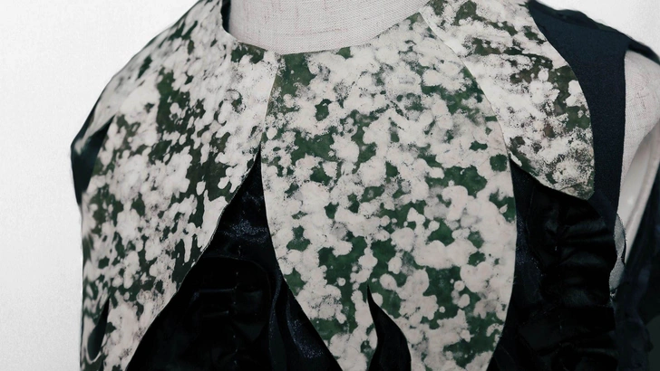 Оно живое! В Китае сшили платье из гриба кордицепс военный, способное латать на себе дырки