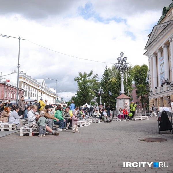 На главной сцене, которая расположилась возле драматического театра, выступали артисты Иркутского филармонического русского оркестра | Источник: Арсений Чекмарев / «ИрСити»