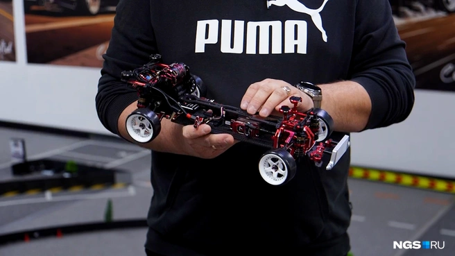 Прокачка RC-моделей — дело тонкое: в таких автомобилях нужно менять масло, регулировать вес и подбирать соответствующие запчасти | Источник: Антон Дигаев / NGS.RU