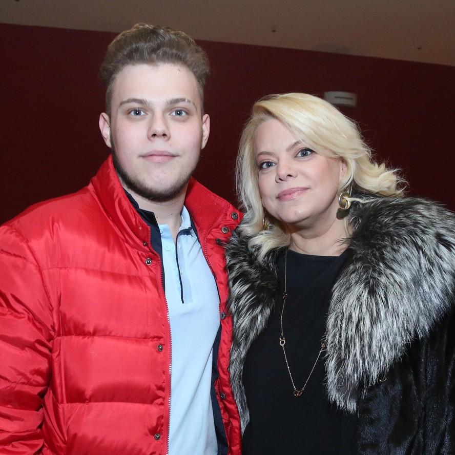 Скромная роспись в загсе и обмен кольцами: 29-летний сын Яны Поплавской женился во второй раз