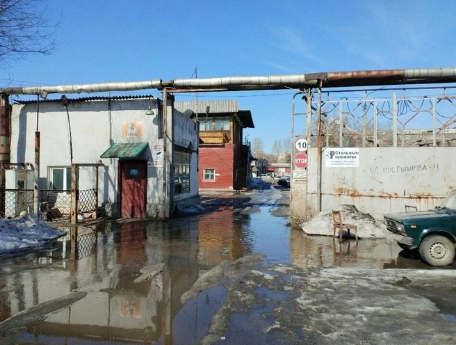 Здесь были разнокалиберные строения разных лет, их возводили с 1994-го по 2010-й годы  | Источник: Maps / Yandex 