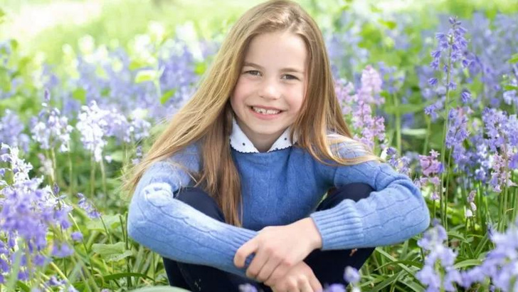 Счастливая и без одного зуба: Кейт Миддлтон показала новые фото принцессы Шарлотты в честь ее 7-летия