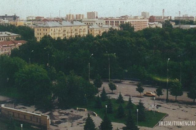 Таким был горсад в последнее десятилетие прошлого века. Вид из окна здания мэрии  | Источник: «Тюмень до нашей эры» / Vk.com