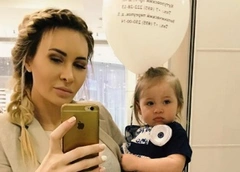 Элина Камирен впервые вывела дочь на подиум