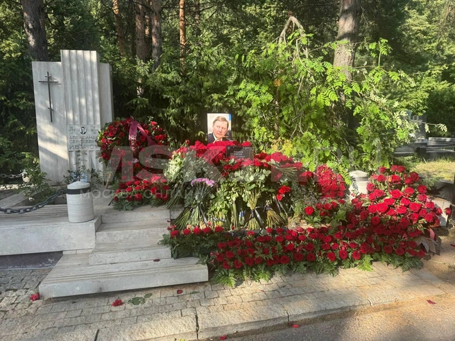 Экс-министр обороны будет покоиться рядом с сыном, который трагически погиб в 2014 году | Источник: Алина Мельникова / MSK1.RU, СтарХит