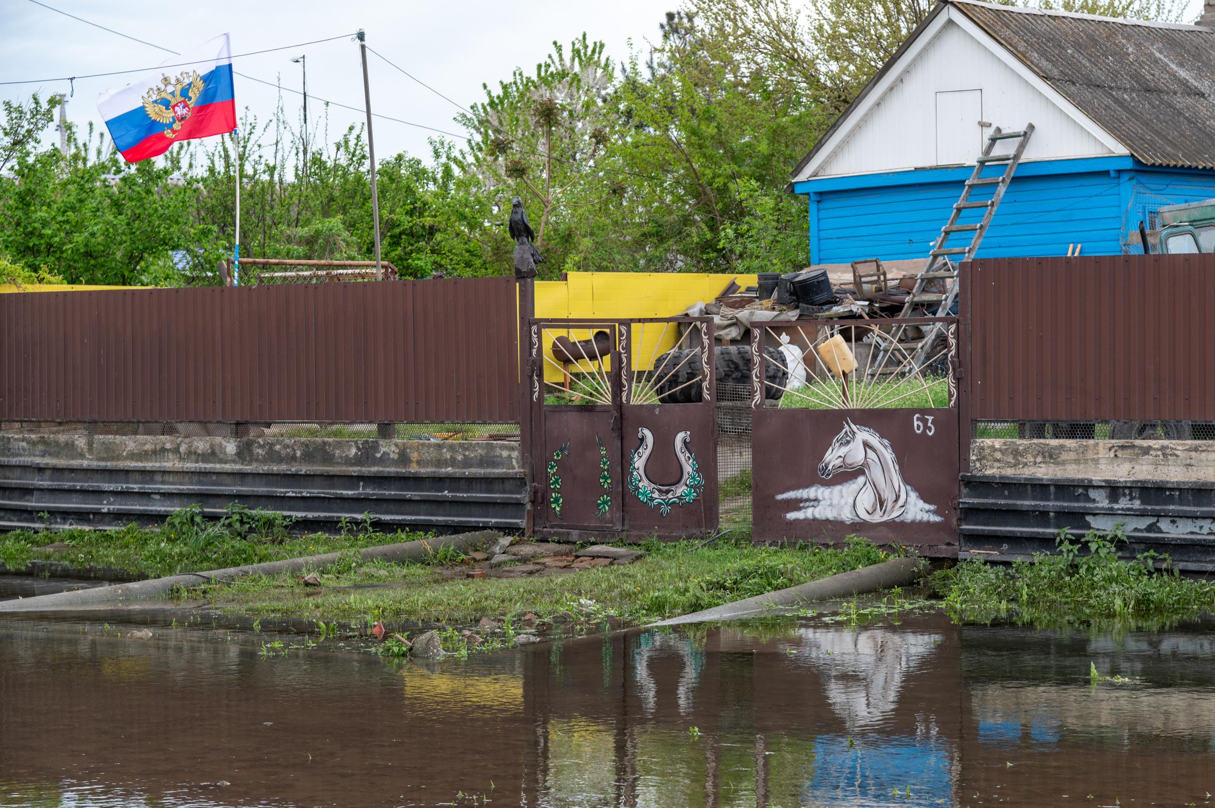 Как живет хутор Задонье города Азова Ростовской области, хутор на Дону  остался без воды из-за теплохода, подвоз воды в хутор Задонье - 22 апреля  2024 - 161.ру