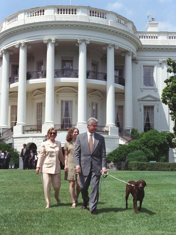 Клинтоны с собакой гуляют у Белого дома, 1998 год