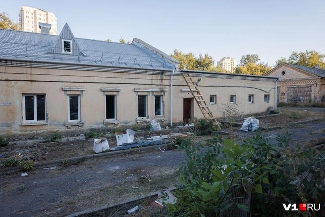 Гараж из розового кирпича на заднем плане скоро уйдет в историю | Источник: Алексей Волхонский / V1.RU