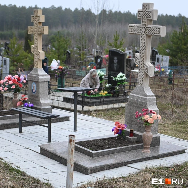 Родственники погибших бойцов бережно ухаживают за их могилами | Источник: Дмитрий Емельянов / E1.RU