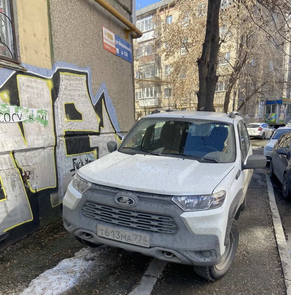 «Нива» перекрыла проход к детскому саду. Воровского, 13а. Некоторым внедорожник нужен исключительно для таких чудачеств | Источник: читатель 74.RU