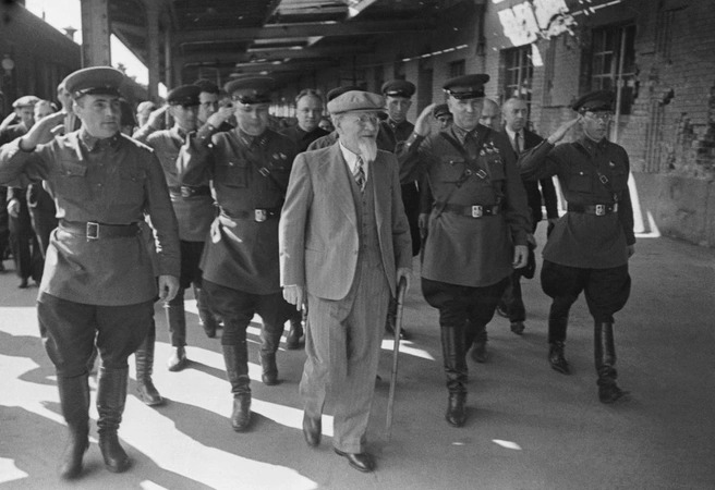 Ленинградская область. Выборг. Апрель 1940 г. Председатель Президиума Верховного Совета СССР Михаил Иванович Калинин (в центре) во время церемонии встречи на железнодорожном вокзале. | Источник: В. Иванов/ТАСС