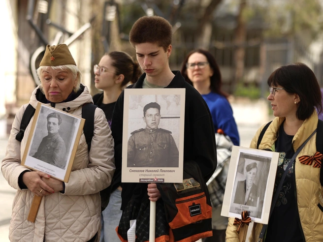Участники несли портреты родных — участников войны | Источник: Александр Куренной / 76.RU