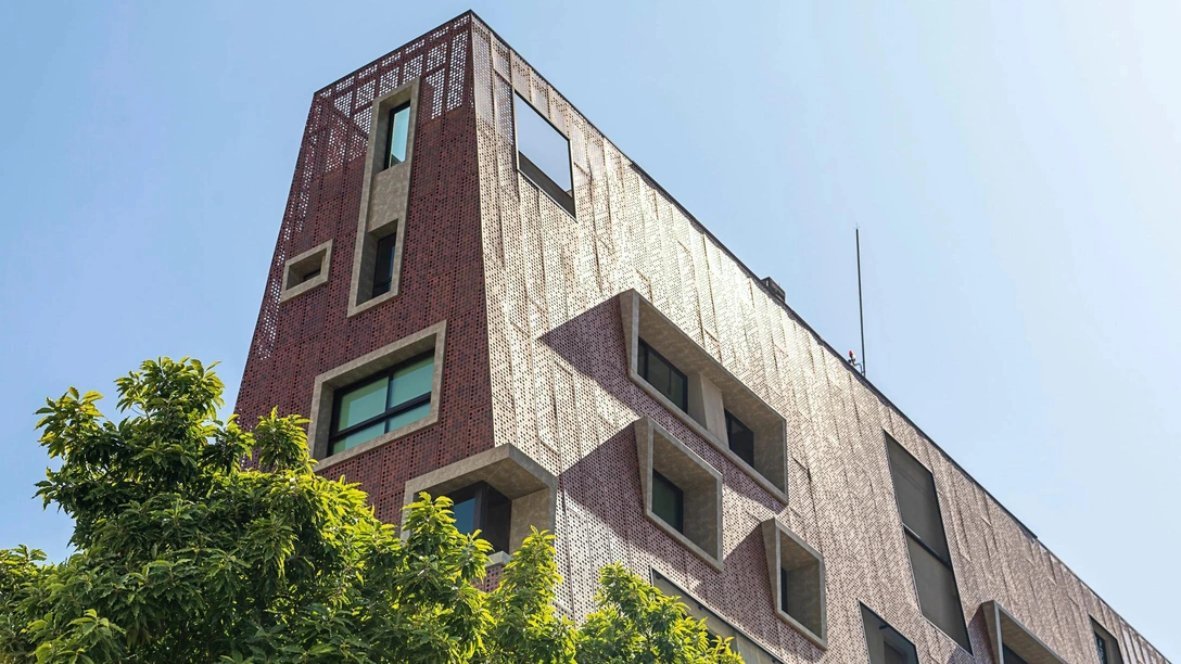 Необычный дом с перфорированным фасадом в Бразилии | Источник: Джулиана Берзойни