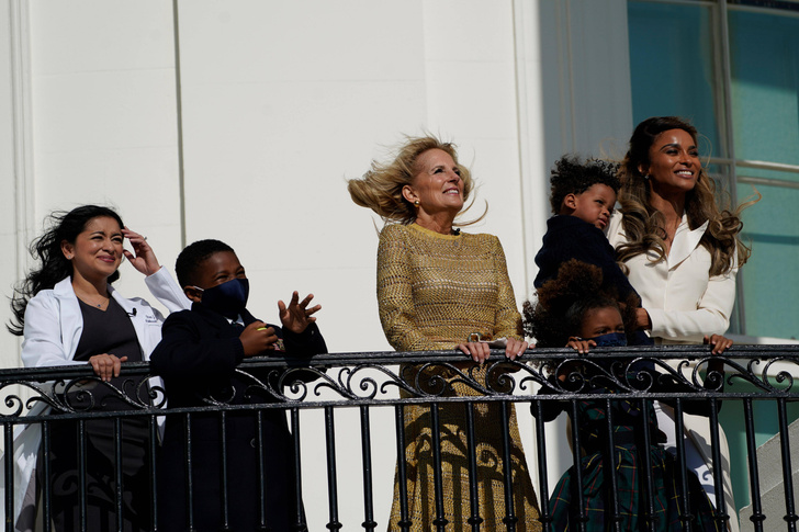 Первая леди США пришла в Белый дом в золотом платье-сетке