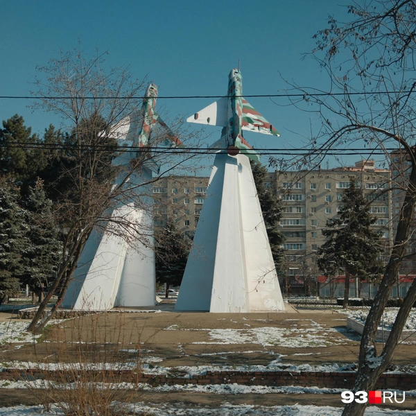 Это место известно по монументу с самолетами | Источник: Дарья Паращенко / 93.RU