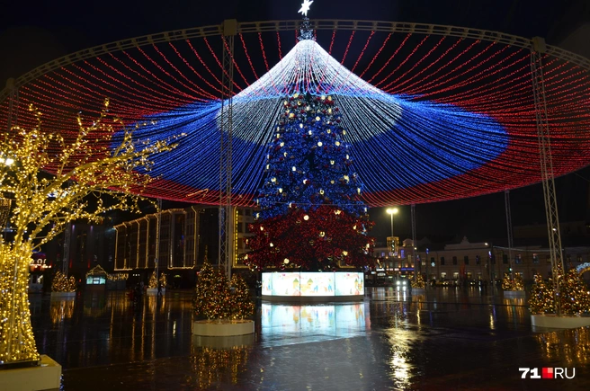 У каждой опоры красуется по три маленьких ёлки | Источник: Максим Улитов / 71.RU