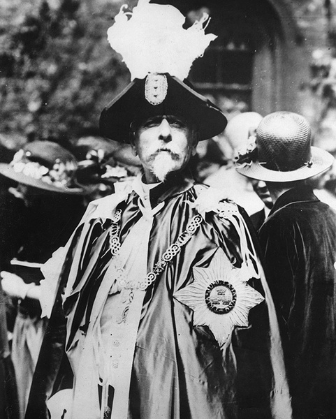 Сэр Бэзил при полном параде и со всеми регалиями. 1923 год