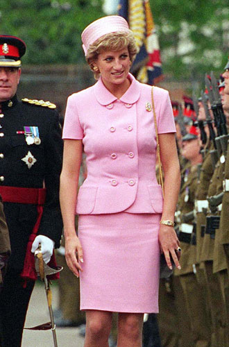 1995Диана выбрала розовый костюм Versace и шляпу Philip Somerville для мероприятия в Кентербери в мае 1995 года.