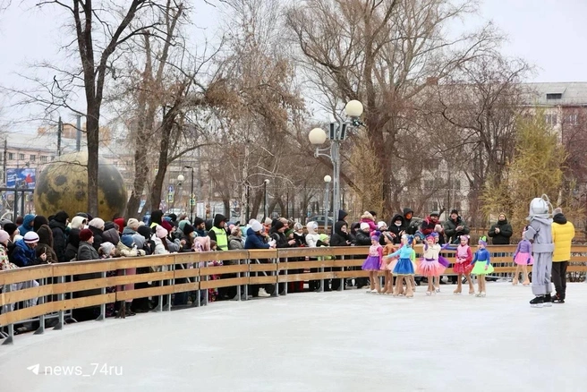 Недавно открывшийся каток в парке Терешковой на время оттепели прекратил работу, но это не повод убирать коньки далеко | Источник: Наталья Лапцевич