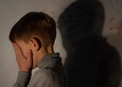 «Мне не нужен он. У меня есть двое нормальных детей»: в Железногорске 10-летний мальчик скитается по подъездам