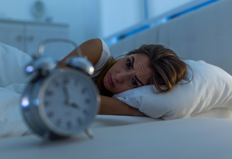 Что будет, если в одну ночь спать 12 часов, а в другую — 5? Отвечает эндокринолог Павлова