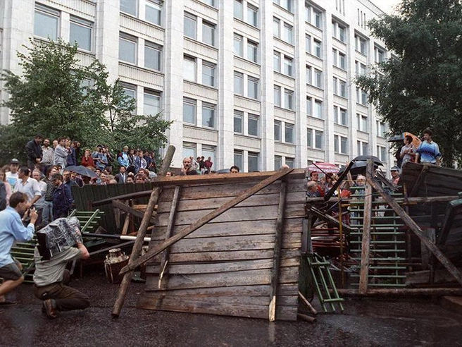 Баррикады в Москве | Источник: Булдаков Олег / ТАСС