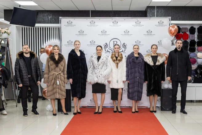 Салон специализируется на премиальной верхней одежде из норки, мутона, каракуля, а также на пальто и пуховиках | Источник: Центр меха BAGIRA