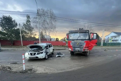 В Воронеже столкнулись Nissan и грузовик, два человека погибли