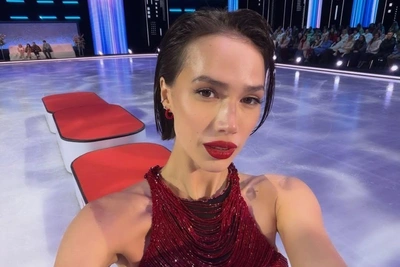 «Такая счастливая»: Загитова села на шею таинственному кавалеру в Китае