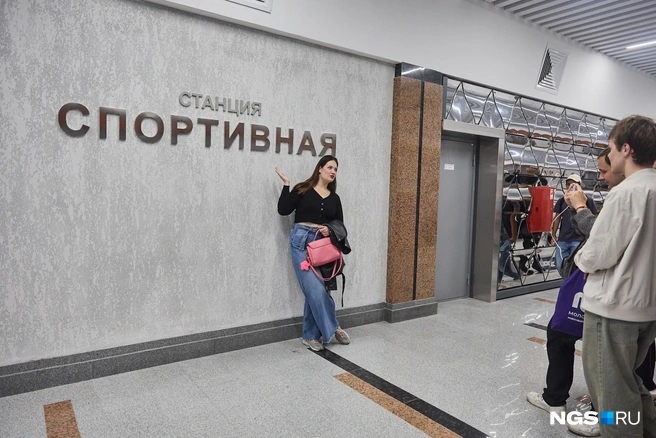 Новосибирцы фотографировались с названием долгожданной станции, снимали видео и делились впечатлениями | Источник: Александр Ощепков / NGS.RU