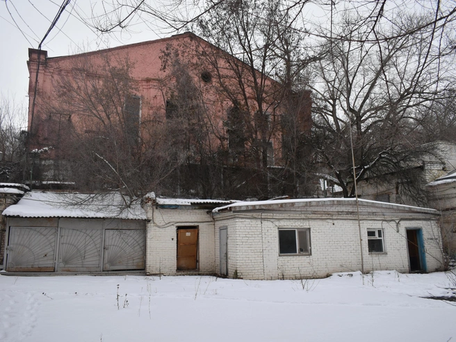 Белое полуразрушенное строение выставлено на продажу за сумму менее миллиона рублей. | Источник: Torgi.gov.ru