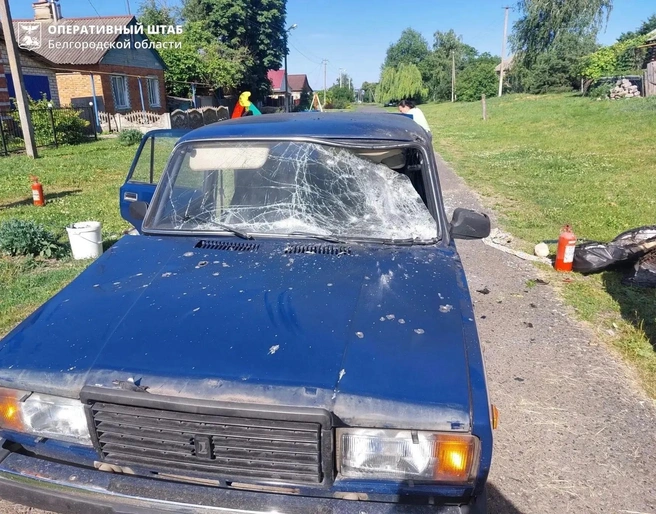 21 июня в Ракитянском округе в селе Русская Берёзовка эту машину атаковал FPV-дрон. Чудом&nbsp;— без пострадавших | Источник: Оперштаб Белгородской области / max.ru