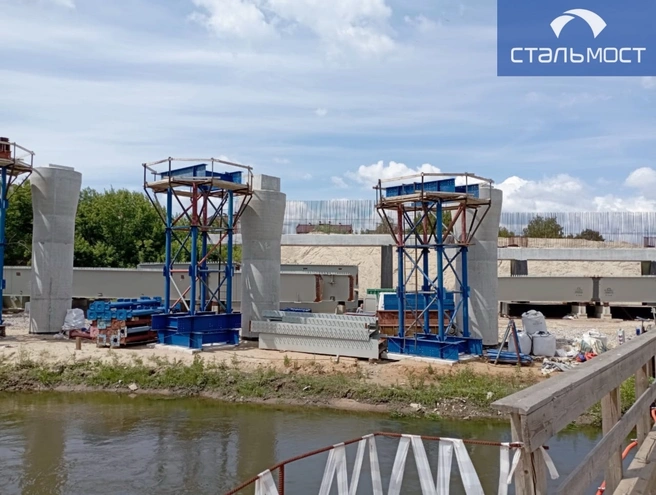 Процесс монтажа мостовых металлоконструкций поставленных АО «СтальМост» на объект строительства ЮЛА | Источник: «СтальМост»