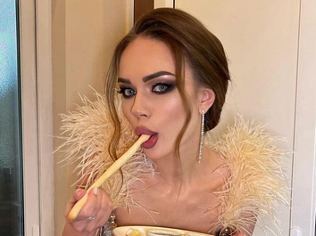 «Эмоции — топ, но холодновато»: Тарасов, Кошкина, Газманов ныряли в прорубь на Крещение