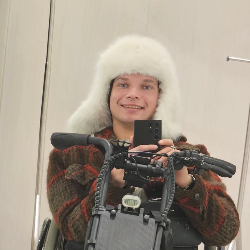 Деньги собирала вся Сеть! Саша Казанцев, лишившийся половины тела из-за издевательств отчима, заехал в свою квартиру