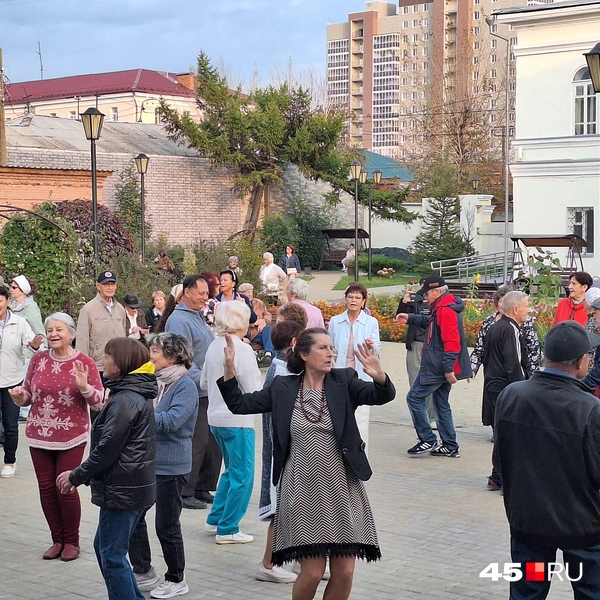 С погодой в этот день повезло. Тепло радовало горожан | Источник: Александр Лисихин /45.ru