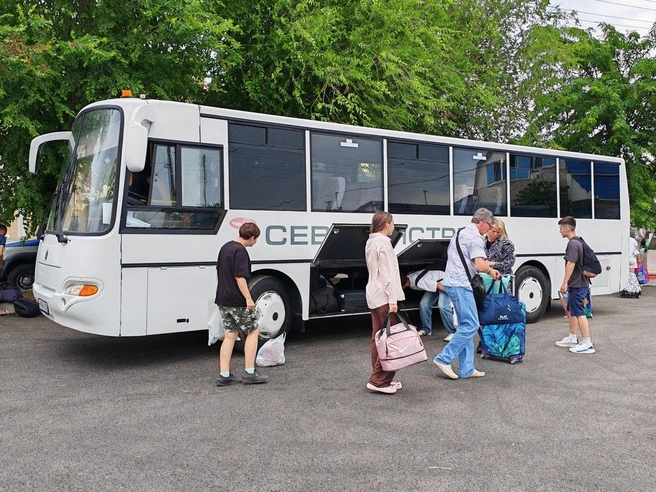 Пассажиров поездов «Таврия» предупреждают: автобусы для них могут опоздать из-за очередей на заправках | Источник: «Гранд Сервис Экспресс» / Telegram