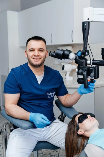 Доктор подходит к восстановлению зубов с научной точностью | Источник: «Стоматологическая клиника Сангова»